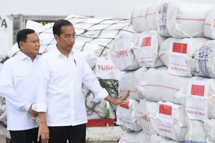 Prabowo dampingi Jokowi berangkatkan bantuan kemanusiaan Turki-Suriah usai dapat dukungan penuh dari JoMan. (kemhan.go.id)