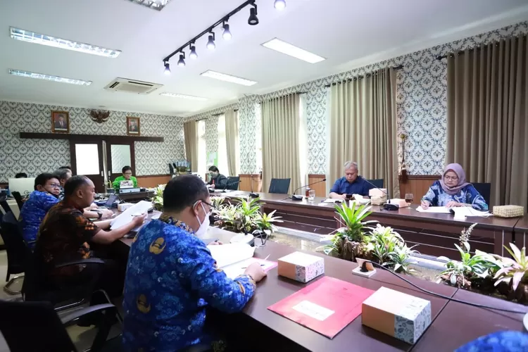 Pansus 6 DPRD Kota Bandung menggelar rapat kerja membahas tentang Tata Cara Penyusunan Program Pembentukan Peraturan Daerah, di Ruang Rapat Bapemperda, Gedung DPRD Kota Bandung, Jumat, (17/2/2023). Tofan/Humpro DPRD Kota Bandung.