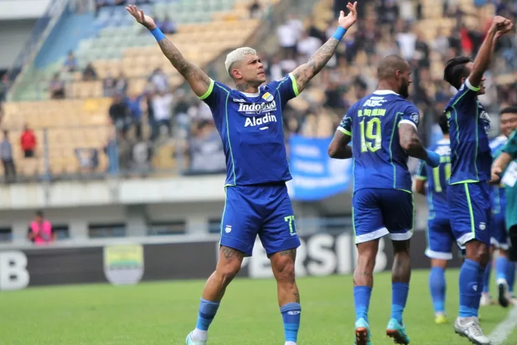 Para pemain Persib Bandung merayakan gol Ciro Alves. Besok sore Persib Bandung bakal meladeni Arema FC di Stadion Pakansari, tanpa penonton. Foto: Taofik Achmad Hidayat/Melansir (Azam Munawar)