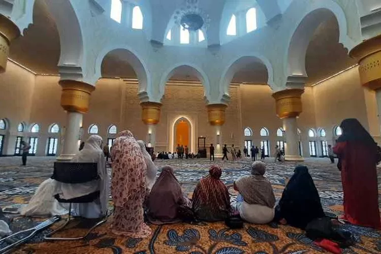 Salat Zuhur perdana dilaksanakan di Masjid Raya Sheikh Zayed Solo (Endang Kusumastuti)