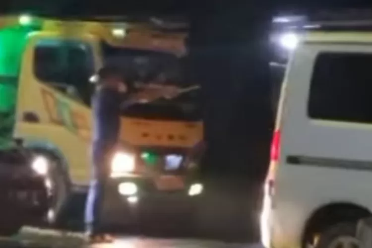 tangkapan layar video viral sopir minibus merusak truk di Cibinong, Kabupaten Bogor. (istimewa)