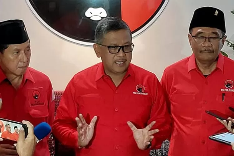 Sekjen PDIP, Hasto Kristiyanto (tengah), menjelaskan sikap PDIP menutup pintu gabung dengan Koalisi Perubahan.