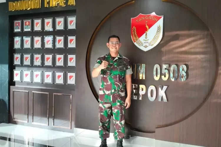 TUNJUKAN : Dandim 0508/Depok, Kolonel Infanteri (Inf) Elvino Yudha Kurniawan saat berpose di gedung depan Makodim 0508/Depok usai direnovasi. ( ISTIMEWA)