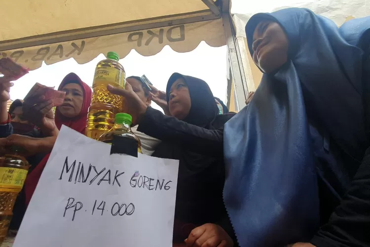 Emak-emak menyerbu pasar murah di Bogor, yang menjual minyak goreng subsidi Minyakita yang ludes 840 liter dalam satu jam. (FOTO : Devina/Metropolitan.id)