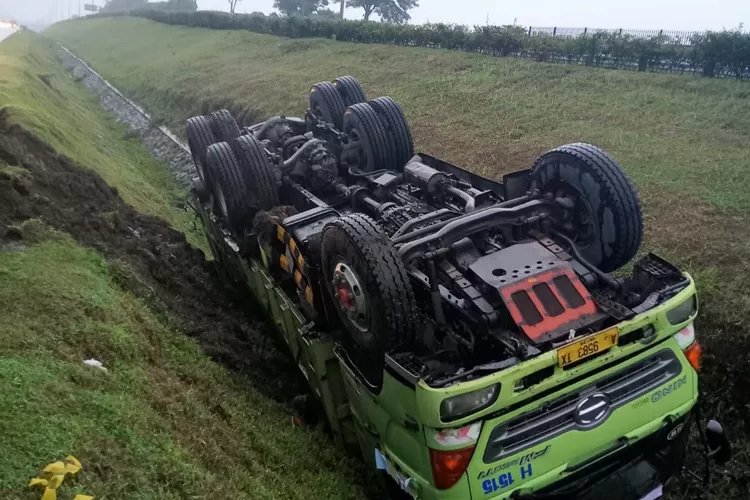 Kecelakaan truk terguling di Tol Jagorawi-Puncak Bogor, Kamis 23 Februari 2023. (istimewa)