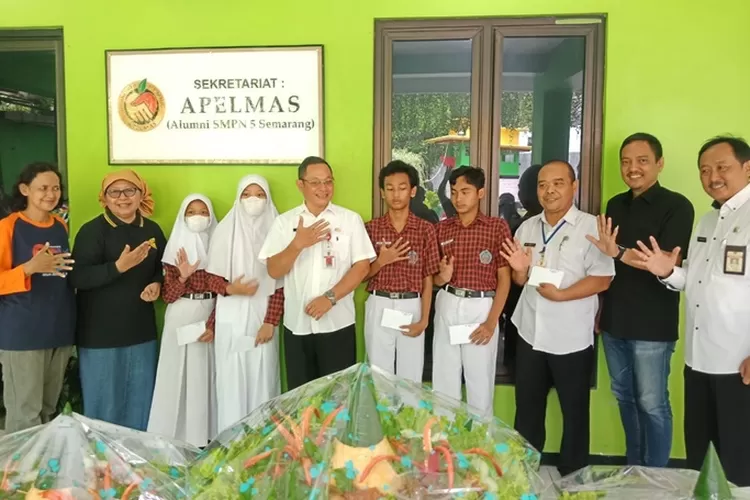 Apelmas meresmikan ruang sekretariat baru di SMPN 5 Semarang.  (dok Apelmas)