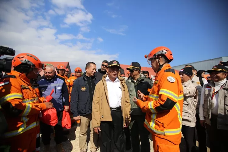 Menko PMK Muhadjir Effendy (tengah) menyemangati tim INASAR yang membantu korban gempa Turki. 