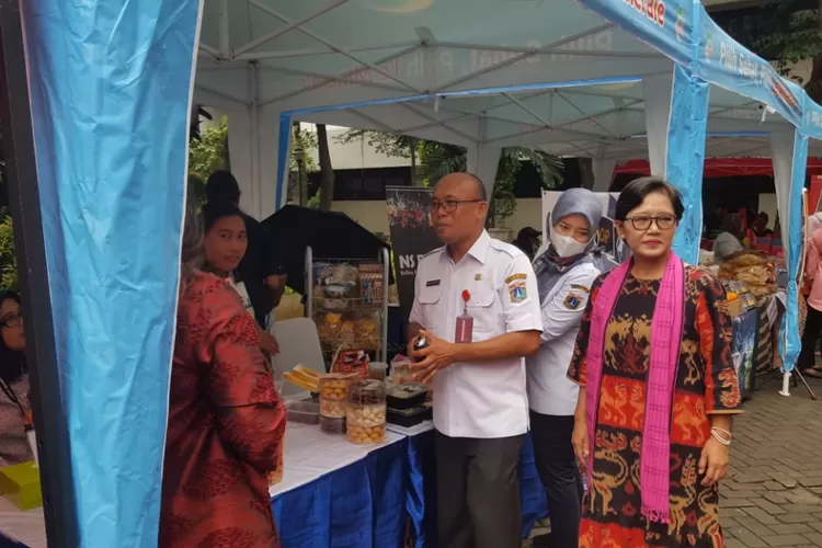 Roadshow festival UMKM dan Ekraf Kadin Kota Jakarta Pusat,  dibuka Asisten Perekonomian Kota Jakarta Pusat Bakwan Erizan Ginting di halaman gedung D Kantor Wali Kota Jakarta Pusat, Kamis (22/2/2023).
