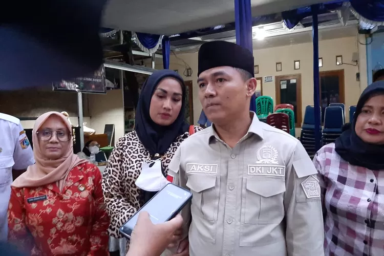 Anggota DPRD DKI Jakarta  Adi Kurnia Setiadi  di dampingi  istri tercinta Melinda Setiadi  menggelar reses di RT 005/ RW 05 Balaikambang, Kramatjati, Jaktim, Kamis (23/2/2023). 