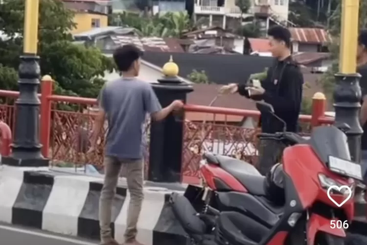Pelaku Pungli Di Jembatan Siti Nurbaya Diringkus Polisi. ( foto Instagram @mataraksyat_sumbar)