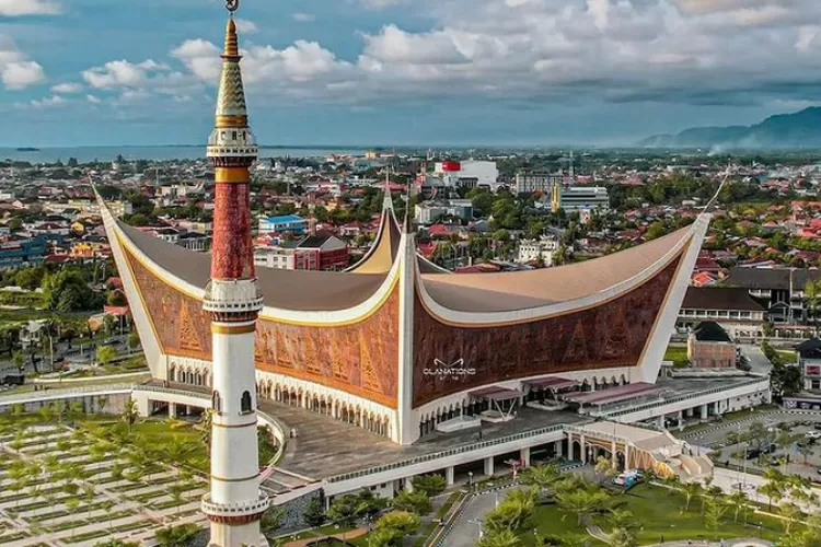 Masjid Raya Sumatera Barat (Instagram @info_nagarisumbar)