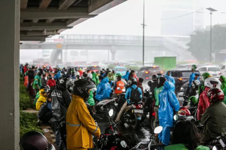 Ilustrasi: Pengendara motor menepi saat hujan turun di kawasan jalan Gatot Subroto (MIFTAHUL HAYAT/JAWA POS)
