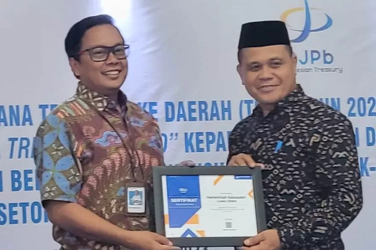 Kadis PMD, Drs. H. Jasrum, M.Si., menerima penghargaan dari KPPN Palopo, Kamis (23/2/2023), di Palopo. (Dok. Pmd)