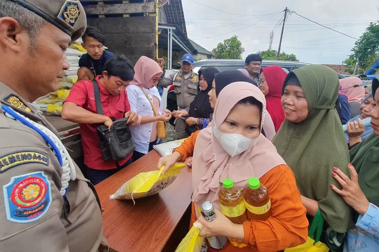 Emak-emak serbu pasar murah yang digelar Pemkab Bogor di Cibinong, Kamus 23 Februari 2023. (FOTO : Devina/Metropolitan.id)