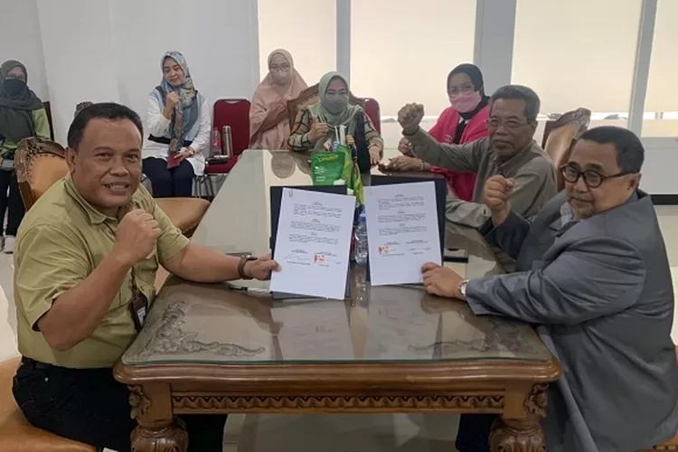 Jajaran BPJS Ketenagakerjaan Kediri dan IIK Strada Indonesia usai penandatanganan kesepakatan
