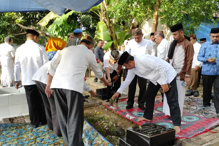 Setiap HUT Pohuwato, Saipul Mbuinga Ziarah Ke Makam Pejuang - Hulondalo