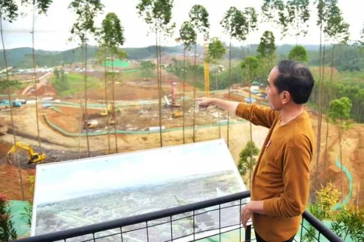Presiden Jokowi saat meninjau progres pembangunan IKN (BPMI)