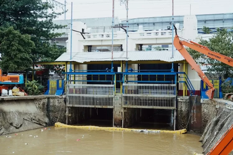 Curah Hujan Tinggi di Wilayah Jakarta, Operator Pintu Air Manggarai Berikan Imbauan ke Warga (smartcity.jakarta.go.id)