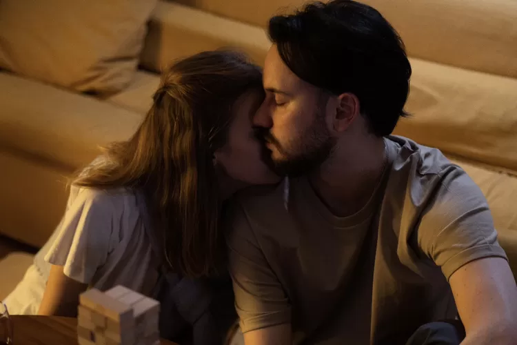 Ilustrasi seseorang enggan meninggalkan pasangan karena beberapa alasan (Pexels/cottonbro studio)