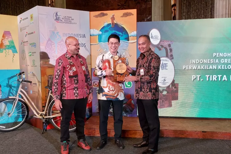 Senior Packaging Development Manager Danone-AQUA Steve Girindra Supangkat (tengah) menerima penghargaan The Best Green Program dari Deputi Bidang Dukungan Kebijakan Pemerintahan dan Wawasan Kebangsaan Sekretariat Wakil Presiden Republik Indonesia Velix Vernando Wanggai (kanan) didampingi Chairman La