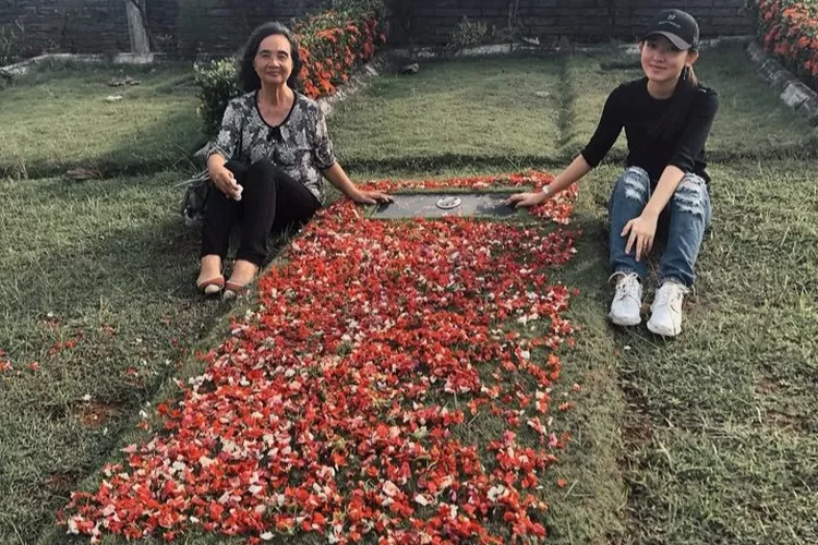 Natasya Wilona berziarah ke makam Nenek (Instagram / @natashawilona12)