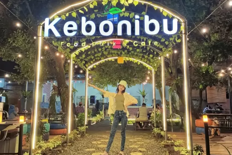 Potret Depan Kebon Ibu Food Park and Cafe saat Malam (Instagram /@cantikaaputrikirana)