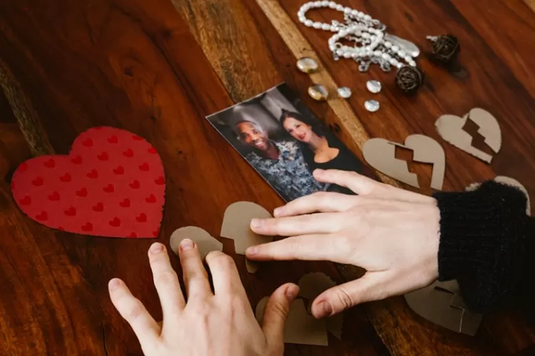 Ilustrasi pasangan yang bercerai. (Pexels/ RODNAE Production)