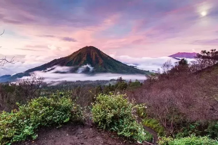Inilah rekomendasi tempat wisata di Banyuwangi yang cocok untuk libur Lebaran Idul Fitri 2023. (Instagram/kawahijenexplore)