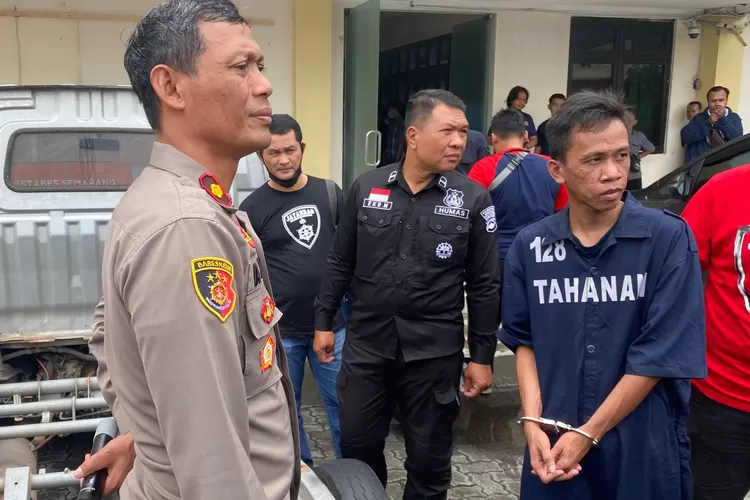Kapolsek Banyumanik Kompol Ali Santoso saat menunjukan tersangka spesialis pencurian mobil box. (Ayosemarang.com/ Audrian Firhannusa)