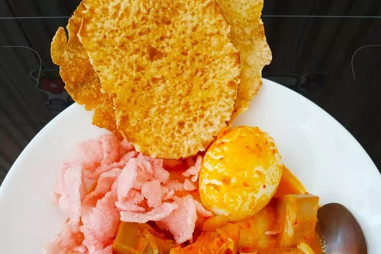 Kerupuk Jariang Balado, panganan pelengkap lauk di restoran Padang (Sari Bundo)