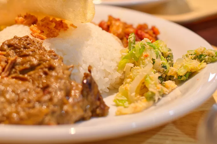 Nasi Sodu, kuliner khas situbondo yang terbuat dari campuran rempah alam yang namanya berasal dari daun pisang. (Unsplash / Takashi Miyazaki.)