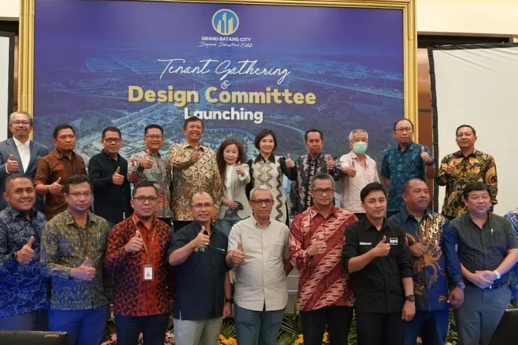 Usai mengikuti Tenant Gathering &amp; Design Committee Launching para peserta foto bersama. (Dok)