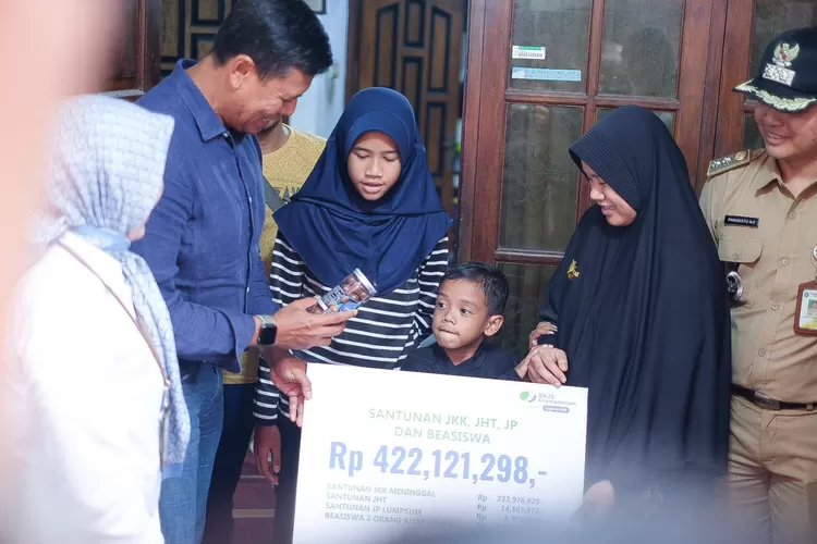 Direktur Utama BPJS Ketenagakerjaan Anggoro Eko Cahyo saat menyerahkan manfaat hak jaminan sosial ketenagakerjaan senilai total Rp 422 juta kepada ahli waris alhamrhum Yuslan Susilo.  (Foto: Dok. BPJS Ketenagakerjaan)