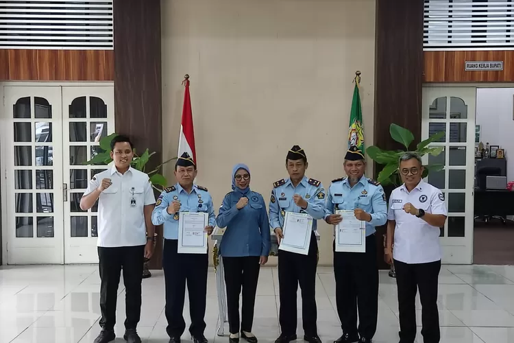 Kepala Lapas Terbuka Kelas IIB Kendal menandatangani perjanjian kerja sama dengan BNN Kendal.  (Edi Prayitno / kontributor Kendal)