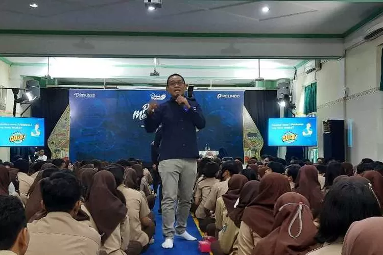 Dirut PT Pelindo Terminal Petikemas, M Adji saat mengajar di SMA Negeri 1 Solo (Endang Kusumastuti)