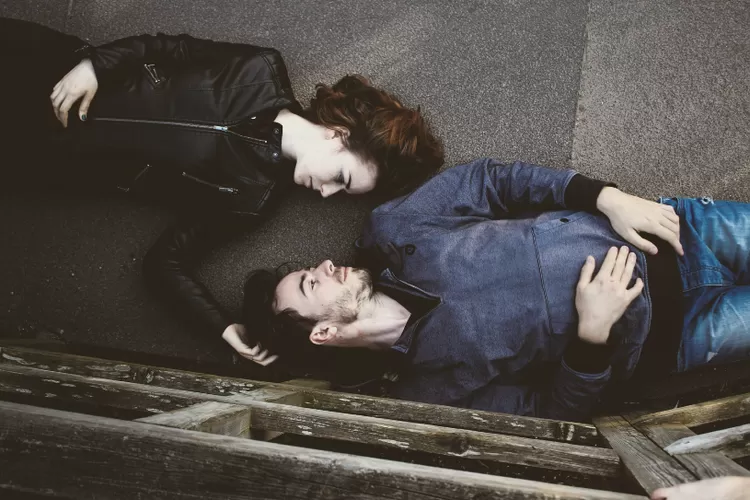 Ilustrasi tanda cowok melalui bahasa tubuh yang memperlihatkan rasa sayang banget sama kamu (Unsplash/Toa Heftiba)