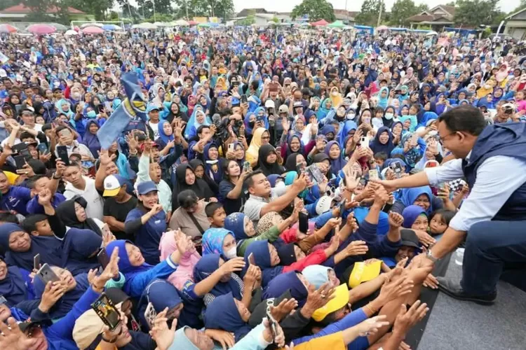 Suasana Lapangan Way Hui, Lampung Selatan saat Anies Baswedan, Capres 2024 menyapa warga dan relawan.