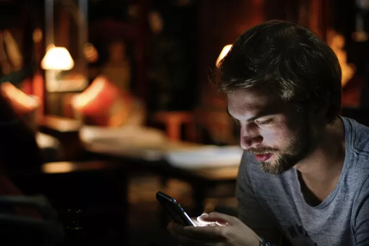 Ilustrasi cowok yang rindu pasangan saat malam tiba (Unsplash/Eddy Billard)