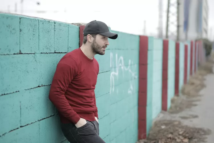 Ilustrasi tanda seorang cowok cuek tapi sebenarnya sayang sama pasangan (Pexels/Andrea Piacquadio)