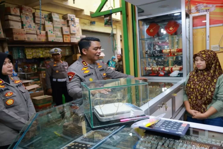apolda DIY Irjen Pol Suwondo Nainggolan tengah menyapa salah seorang pedagang di Pasar Wates, Kulon Progo, DIY, salah satunya menanggapi soal maraknya pinjol liar. (istimewa )