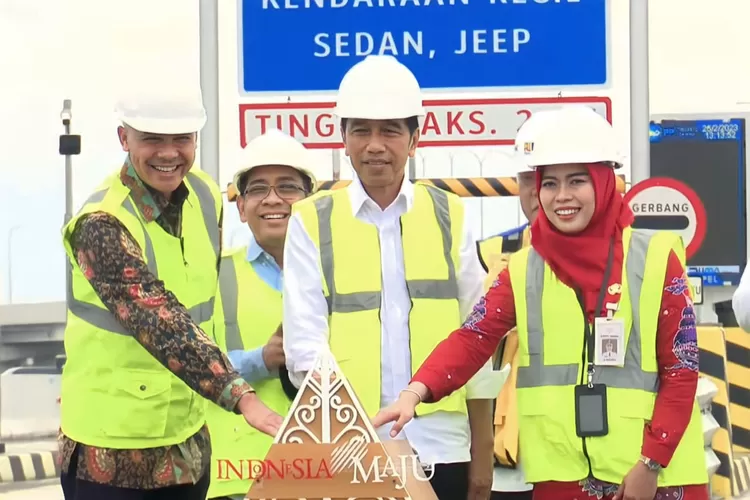 Gubernur Jateng Ganjar Pranowo meresmikan jalan Tol Demak bersama Presiden Joko Widodo. (Pemprov Jateng)
