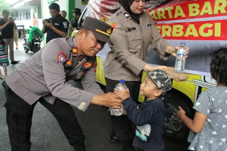 Polres Metro Jakarta Barat melalui Sat Binmas membagikan makanan sehat untuk masyarakat di Slum Area (PMJ News)