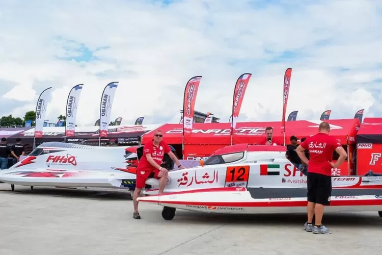 Peserta Kejuaraan Dunia Perahu Motor Formula 1 (F1H20) Power Boat Danau Toba, di Balige, Sumatera Utara pada Jumat (24/2/2023).( (Kemenparekraf.go.id)