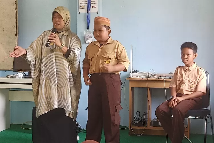 Harifah DM, saat melatih public speaking Tim Inovasi APHISA SDN Katokkoan Masamba, Sabtu (25/2/2023) (Dok. LHR)
