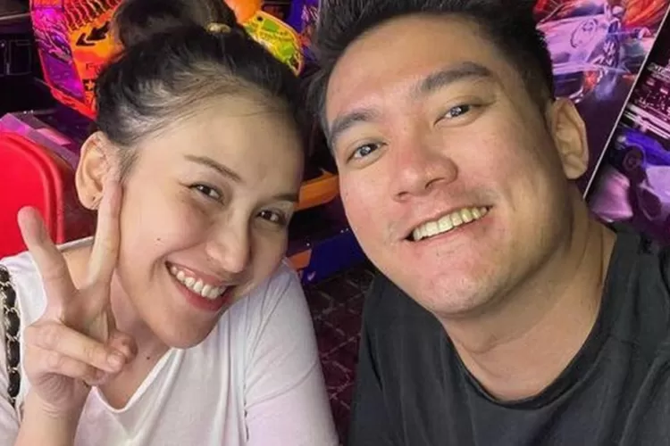 Ayu Tingting dan Boy William kepergok gandengan tangan. Foto/Instagram (Foto/Instagram)