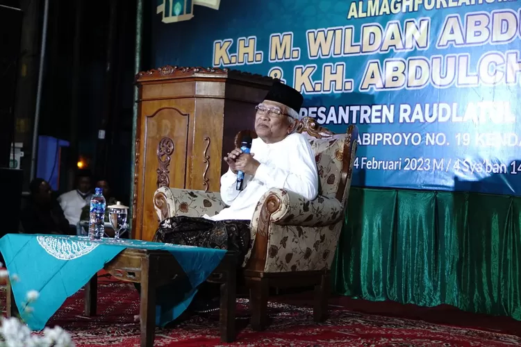 KH Mustofa Bisri (Gus Mus) saat menghadiri Haul KH Wildan Abdul Chamid di Kendal. (Edi prayitno/ kontributor Kendal)
