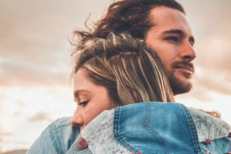 Ilustrasi cara cowok menyelesaikan konflik dengan pasangan tanpa perlu bertengkar (Unsplash/Kenny Eliason)