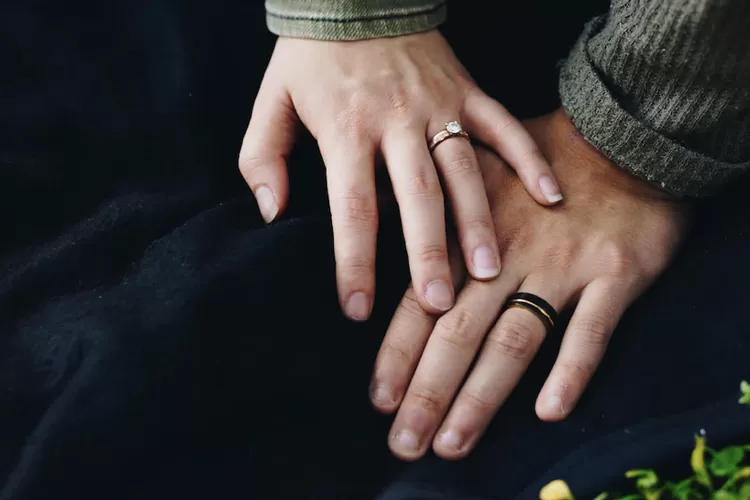 Ilustrasi sentuhan wanita yang disukai pria (Unsplash/ Isaac Ordaz)