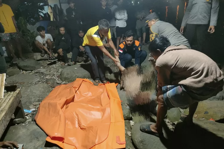 Sesosok mayat seorang pria ditemukan terkait kail pancing di Parkit Ujung Batu Kelurahan Air Tawar Barat Kecamatan Padang Utara, Kota Padang