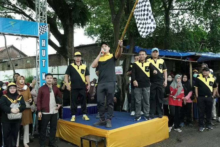 Bupati Kendal Dico M Ganinduto melepas peserta jalan sehat yang diadakan PDAM Tirto Panguripan Kendal di Lapangan Sambongsari Weleri Minggu 26 Februari 2023.  (Edi Prayitno / kontributor Kendal)